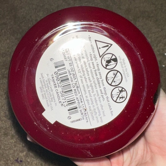 Yankee Candle “Red Apple Wreath” Single Wick - Picture 3 of 3
